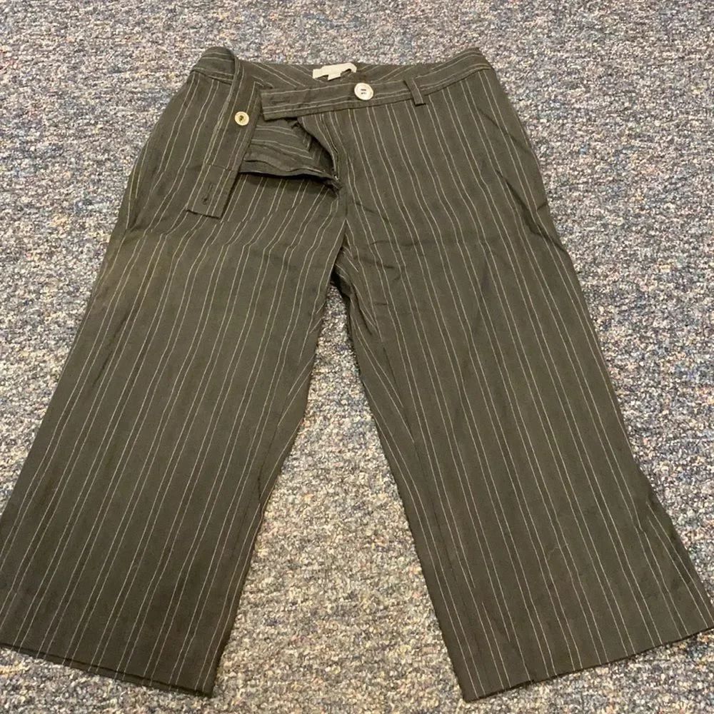 Ann Taylor Black Stripped Capris sz. 6